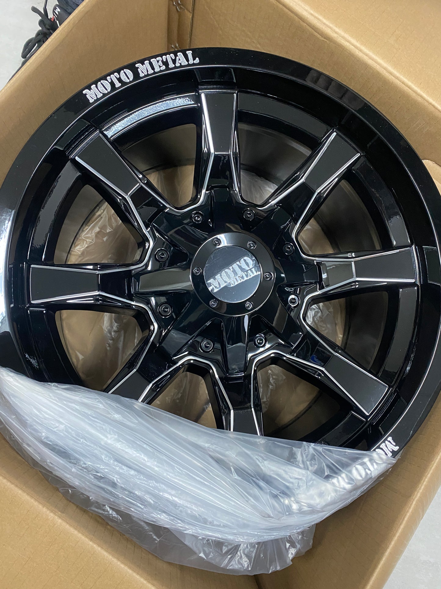 Moto-Metal MO970 Gloss Black with milled spokes - 17" (set of 5 Jeep 5x127 and 5x139.7 -12)